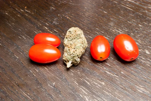 Vista Cerca Marihuana Seca Tomates Concepto Drogadicción Concepto Marihuana Medicinal — Foto de Stock