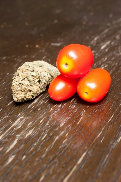 Vista Cerca Marihuana Seca Tomates Concepto Drogadicción Concepto Marihuana Medicinal — Foto de Stock