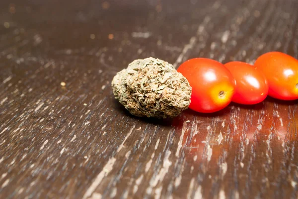 Vista Cerca Marihuana Seca Tomates Concepto Drogadicción Concepto Marihuana Medicinal — Foto de Stock