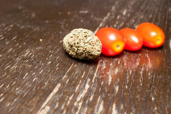 Vista Cerca Marihuana Seca Tomates Concepto Drogadicción Concepto Marihuana Medicinal — Foto de Stock