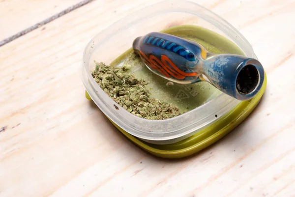 塑料容器和烟斗中的大麻干燥 吸毒概念 医用大麻概念 — 图库照片