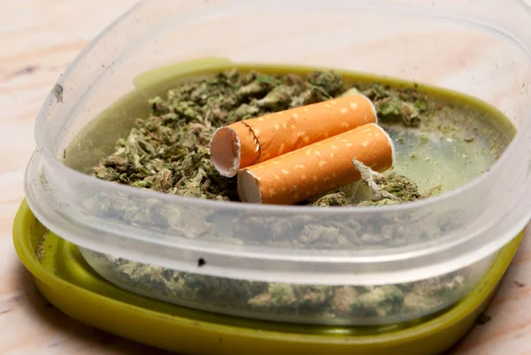 Vista Ravvicinata Della Marijuana Essiccata Contenitori Plastica Filtri Sigarette Concetto — Foto Stock