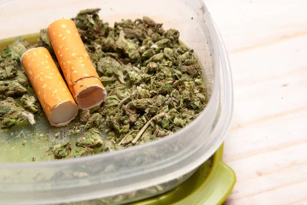 Zavřete Pohled Suchou Marihuanu Plastikových Nádobách Cigaretových Filtrech Koncept Drogové — Stock fotografie