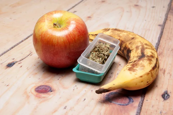 Marihuana Seca Recipiente Plástico Frutas Concepto Drogadicción Concepto Marihuana Medicinal — Foto de Stock