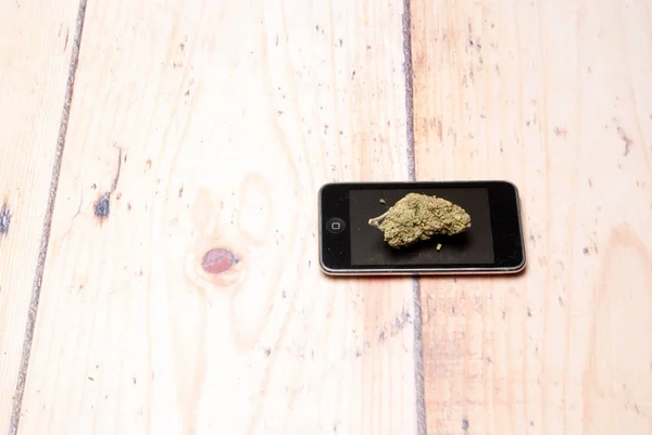 Marihuána Fából Készült Asztal Bud Cannabis Növény Okostelefon — Stock Fotó