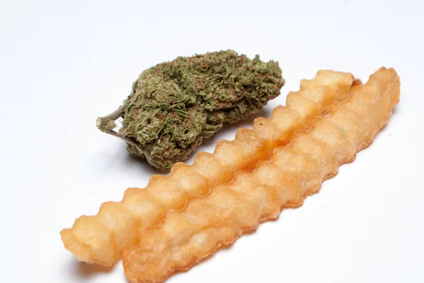 Marijuana Och Cannabis Munchies Och Ohälsosamma Stekt Skräpmat Vit Bakgrund — Stockfoto