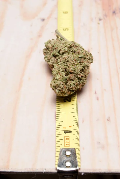 Getrocknetes Marihuana Und Maßband Drogenabhängigkeit Medizinisches Marihuana Konzept — Stockfoto