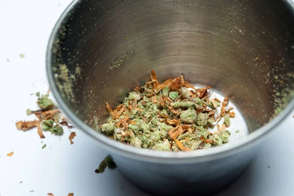 Sušená Marihuana Tabák Kovové Misce Koncept Drogové Závislosti Koncepce Lékařské — Stock fotografie