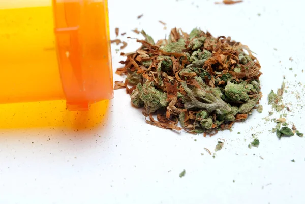 Närbild Marijuana Med Tobak Och Gul Plast Flaska — Stockfoto