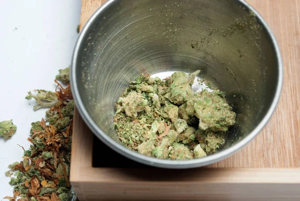 在木托盘上的金属碗中干大麻 吸毒概念 医用大麻概念 — 图库照片