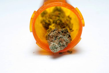 Sarı plastik şişe marihuana görünümü yakın 