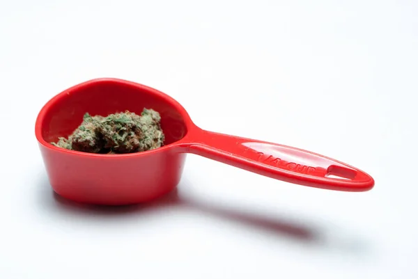 ハンドル付き赤いボウルに乾燥マリファナ 薬物中毒の概念 医療用マリファナの概念 — ストック写真