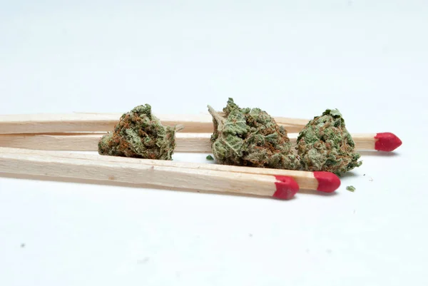 Getrocknetes Marihuana Und Streichhölzer Drogenabhängigkeit Medizinisches Marihuana Konzept — Stockfoto