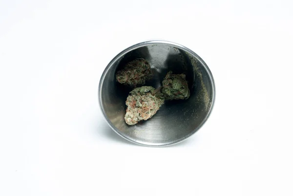 Torkad Marijuana Och Tobak Metall Skål Narkotika Missbruk Koncept Medicinsk — Stockfoto