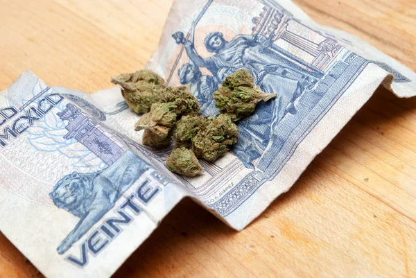 Marihuana Und Cannabis Auf Holztisch Mit Geld — Stockfoto