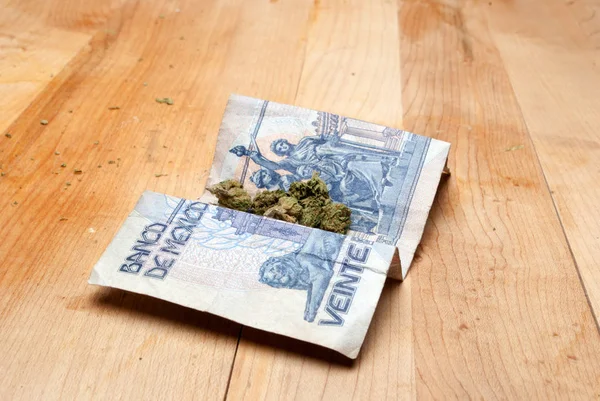 Marijuana Cannabis Sur Table Bois Avec Argent — Photo