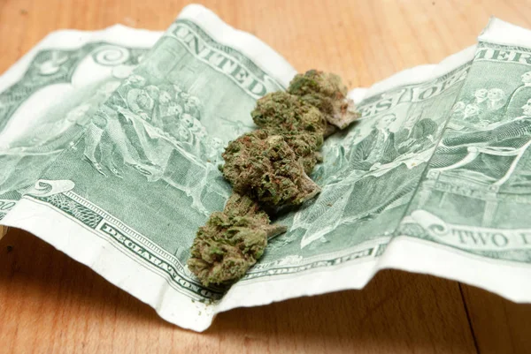 Marihuána Kannabisz Rügyek Fából Készült Asztal Pénzzel — Stock Fotó
