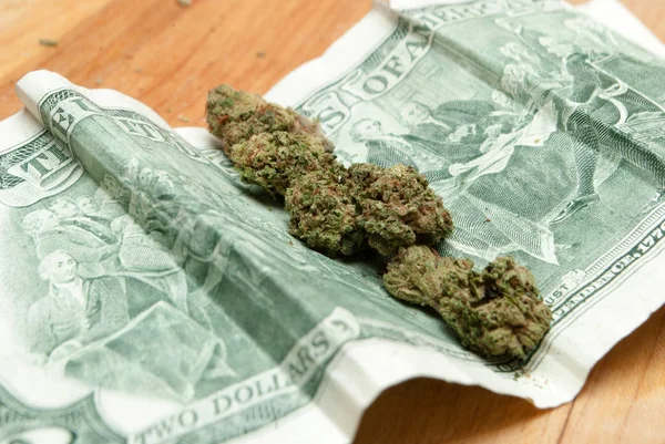 Maconha Botões Cannabis Mesa Madeira Com Dinheiro — Fotografia de Stock