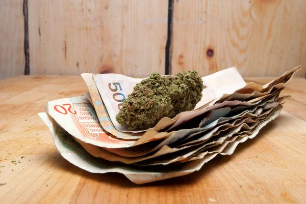 Maconha Botões Cannabis Mesa Madeira Com Dinheiro Notas Todo Mundo — Fotografia de Stock