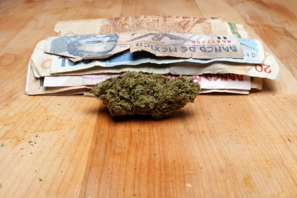 Marihuana Und Cannabisblüten Auf Holztisch Mit Geld Oder Banknoten Aus — Stockfoto