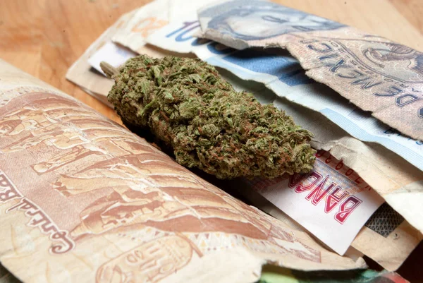 Maconha Botões Cannabis Mesa Madeira Com Dinheiro Notas Todo Mundo — Fotografia de Stock