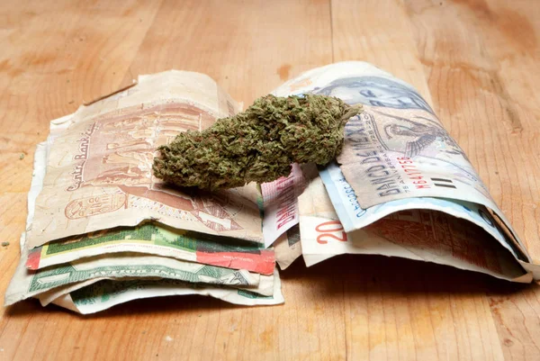 Marihuana Und Cannabisblüten Auf Holztisch Mit Geld Oder Banknoten Aus — Stockfoto