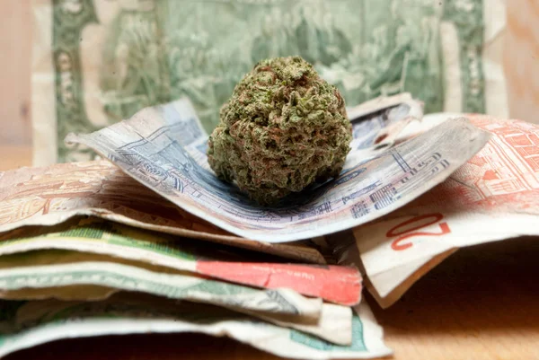 Marihuánát Kannabiszt Fából Készült Asztalokon Pénzzel Vagy Bankjegyekkel Világ Minden — Stock Fotó