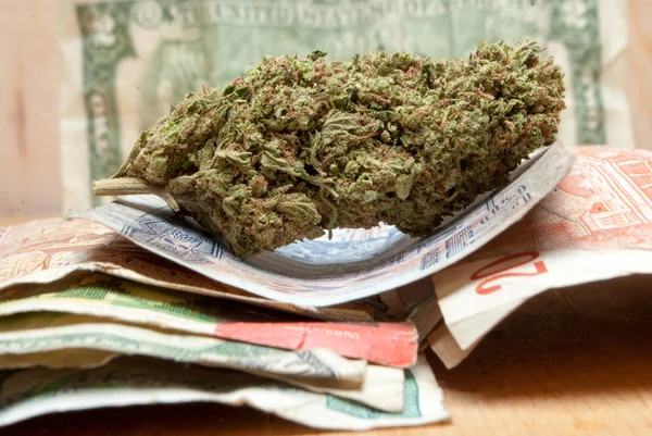 Marihuánát Kannabiszt Fából Készült Asztalokon Pénzzel Vagy Bankjegyekkel Világ Minden — Stock Fotó