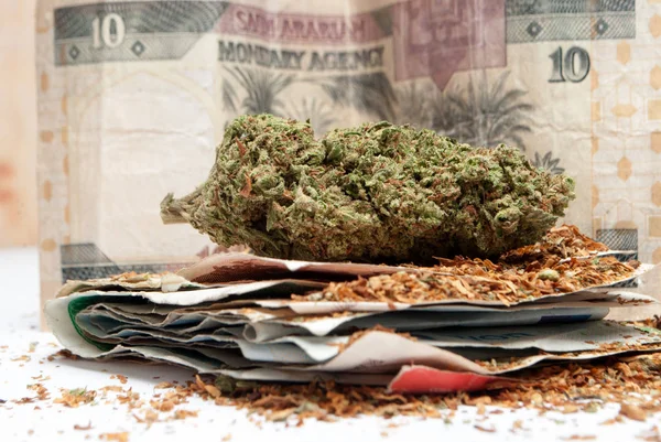 Marijuana and Money — Stock Photo, Image