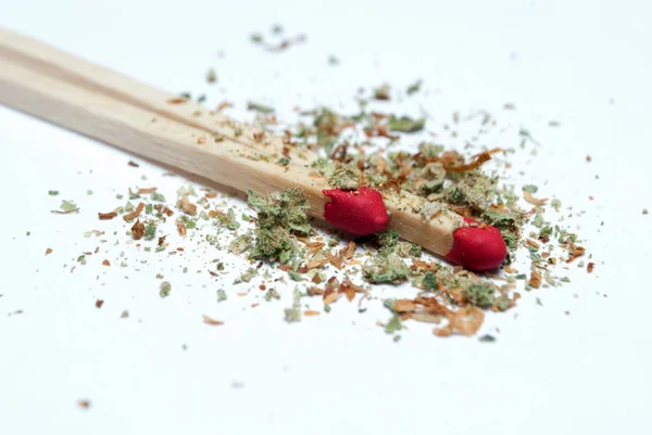 Torkad Marijuana Och Tänd Stickor Narkotika Missbruk Koncept Medicinsk Marijuana — Stockfoto