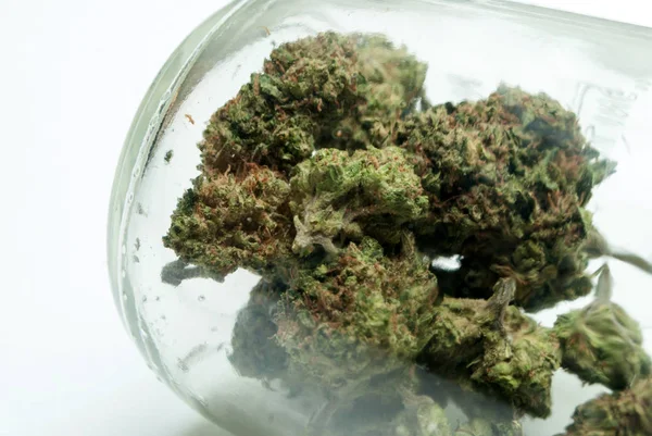 Gedroogde Marihuana Glazen Pot Drugsverslaving Concept Medisch Marihuana Concept — Stockfoto