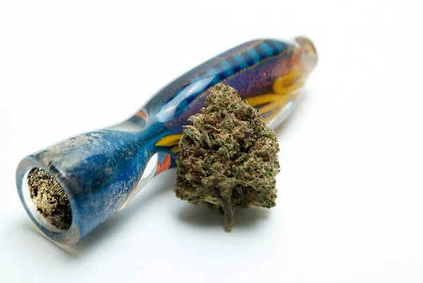 大麻和白底烟管 吸毒概念 医用大麻概念 — 图库照片