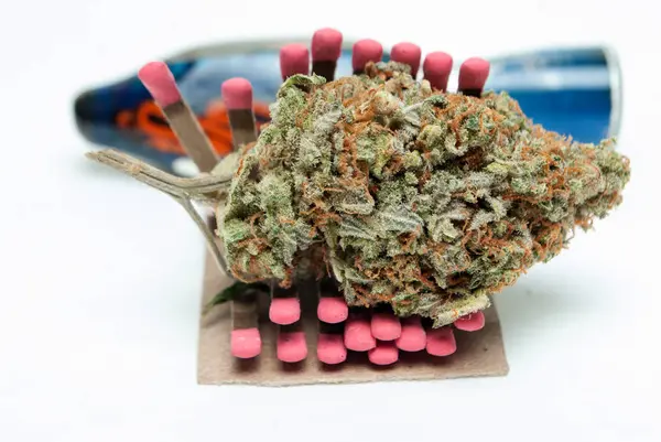Torkad Marijuana Rökpipa Och Tändstickor Narkotikamissbruk Koncept Medicinsk Marijuana Concept — Stockfoto