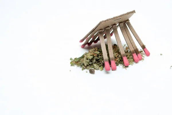 Αποξηραμένα Μαριχουάνα Και Σπίρτα Έννοια Του Εθισμού Στα Ναρκωτικά Ιατρική — Φωτογραφία Αρχείου
