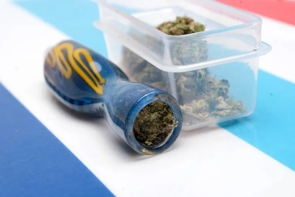 Torkad Marijuana Plastbehållare Och Rökpipa Narkotika Missbruk Koncept Medicinsk Marijuana — Stockfoto