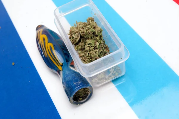Sušená Marihuana Plastové Nádobě Dýmce Koncept Drogové Závislosti Koncepce Lékařské — Stock fotografie
