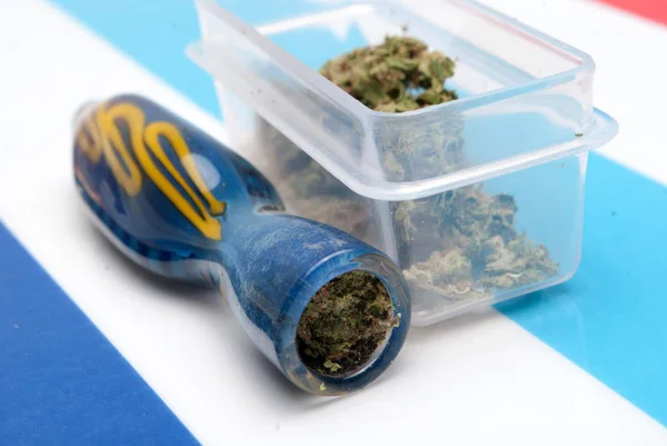 Getrocknetes Marihuana Plastikbehältern Und Pfeife Rauchend Drogenabhängigkeit Medizinisches Marihuana Konzept — Stockfoto