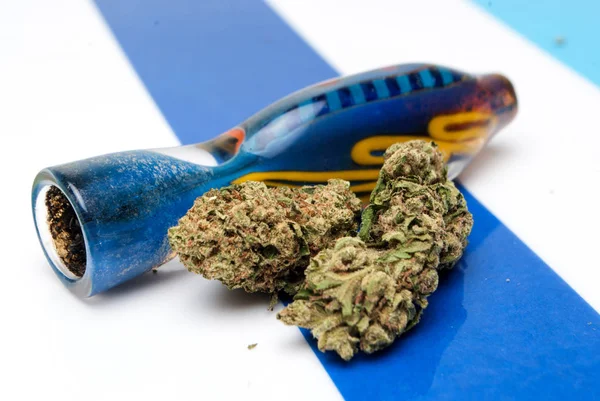 Marihuana Seca Pipa Azul Sobre Fondo Rayas Colores Concepto Drogadicción — Foto de Stock