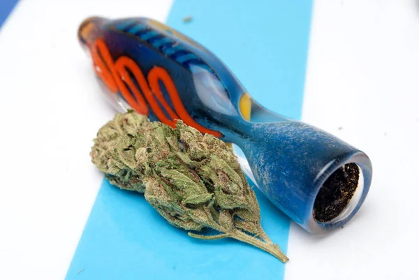 Marijuana Essiccata Pipa Fumo Blu Sfondo Colorato Strisce Concetto Tossicodipendenza — Foto Stock
