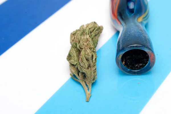 Marihuana Seca Pipa Azul Sobre Fondo Rayas Colores Concepto Drogadicción —  Fotos de Stock