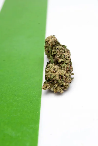 Sušená Marihuana Barevném Proužkované Pozadí Koncept Drogové Závislosti Koncepce Lékařské — Stock fotografie