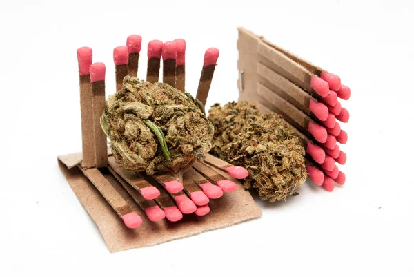 Getrocknetes Marihuana Und Streichhölzer Drogenabhängigkeit Medizinisches Marihuana Konzept — Stockfoto