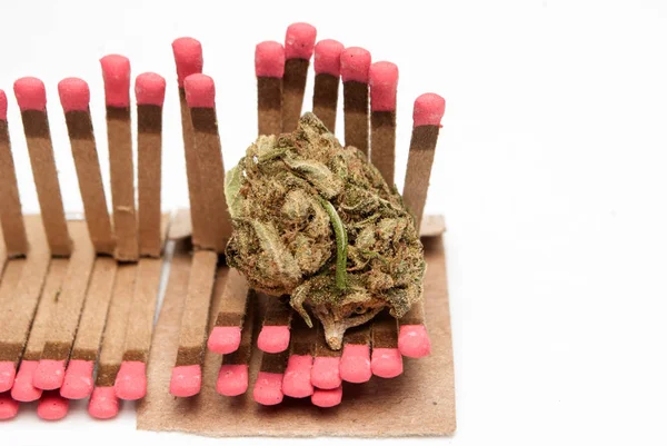 Getrocknetes Marihuana Und Streichhölzer Drogenabhängigkeit Medizinisches Marihuana Konzept — Stockfoto