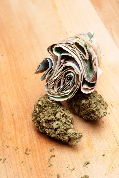 Marijuana and Money — Stock Photo, Image