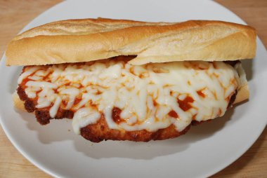 Baget içinde servis peynirli tavuk ekmekli pirzola