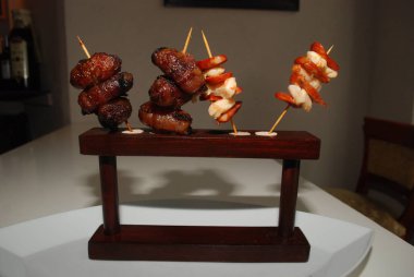 Şişlerde servis edilen ızgara sosisler