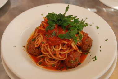 Beyaz tabakta spagetti ile köfte