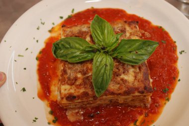 Fesleğen yapraklı baharatlı lazanya.