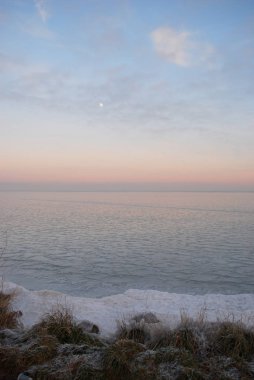 Gün batımında ihale dalgaları ile Seashore