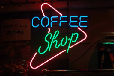 Caddedeki neon levhası, kahve dükkanı.